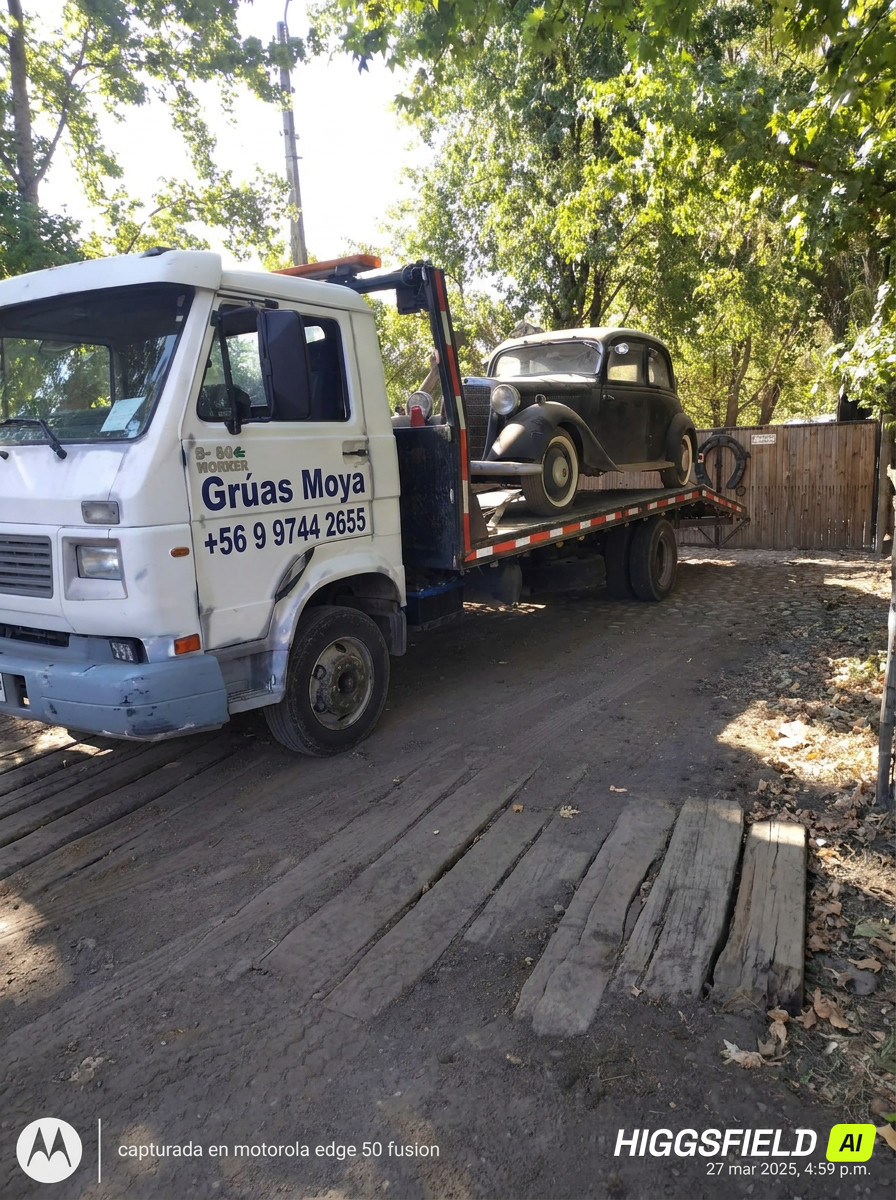 Grúas Moya transportando auto clásico